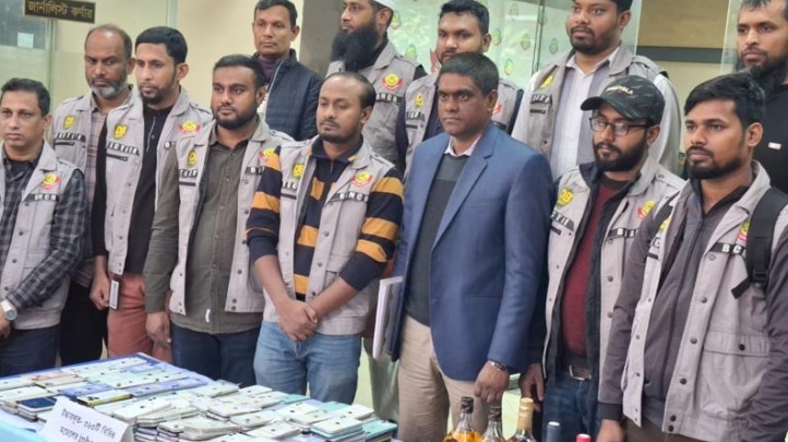 চীনা নাগরিকদের তত্ত্বাবধানে ঢাকায় অবৈধ আইফোন কারখানা